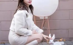 坐着吃饭还连在一起